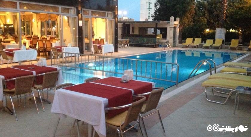 رستوران کنار استخر